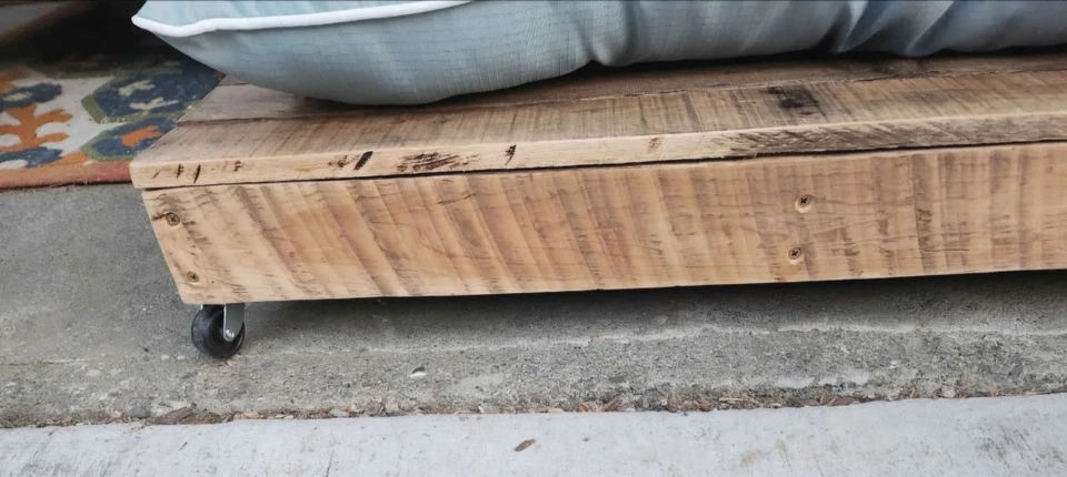 Cama exterior hecha a mano para perros Foto 3 de 3