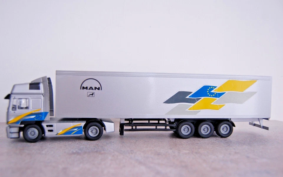CONRAD 0008 PROMOTIONAL MAN F2000 TRUCK WITH TRI-AXLE BOX TRAILER - Image 2 of 4