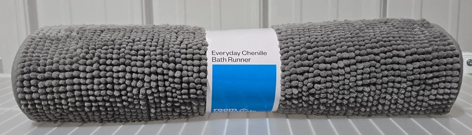 Alfombra de baño Room Essentials Everyday Chenille gris oscuro alfombra 20" x 58" Foto 2 de 4