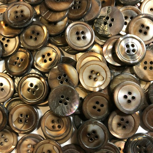 VERY RARE Lt Brown Japanese Washibodo Shell Button 20mm & 23mm 4hole - Picture 4 of 8