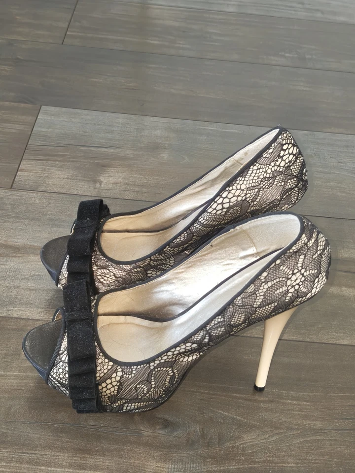 Qupid Women’s Heels Size 10 Black Lace Peep Toe Stiletto Pumps Bow Party Shoes — 第 2/4 张图片