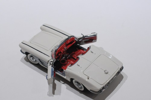 DANBURY MINT 1961 CHEVROLET CORVETTE ERMINE BIANCO SCALA 1:24 CON COA E SCATOLA - Foto 9 di 9