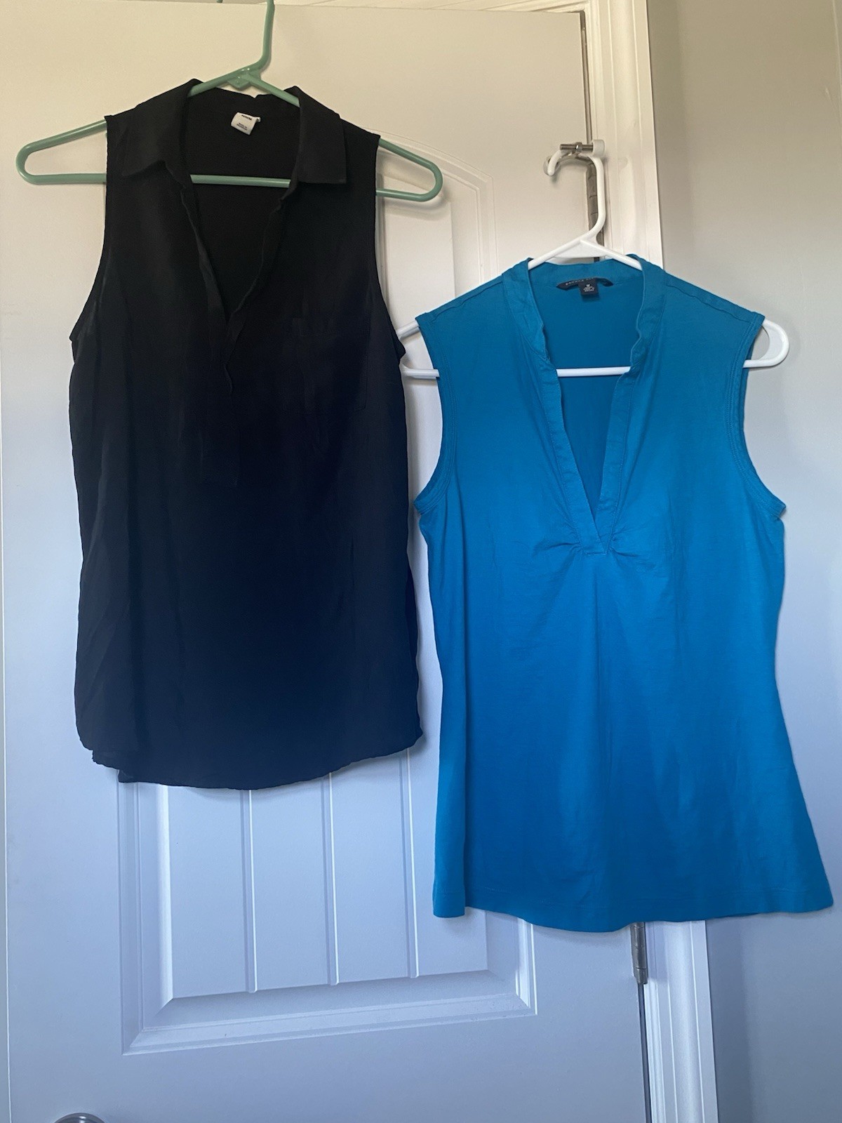 Women's Medium Banana Republic Old Navy Teal Black Sleeveless Split-V Neck Tops