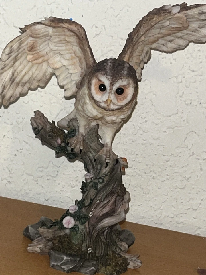 Estatua de búho extendiendo alas en percha 2005 veronés Foto 4 de 4