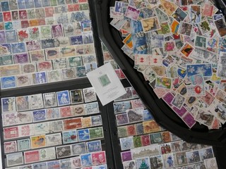 (LOT VRAC 715) 720 timbres de SUEDE à trier (photos dans le texte)