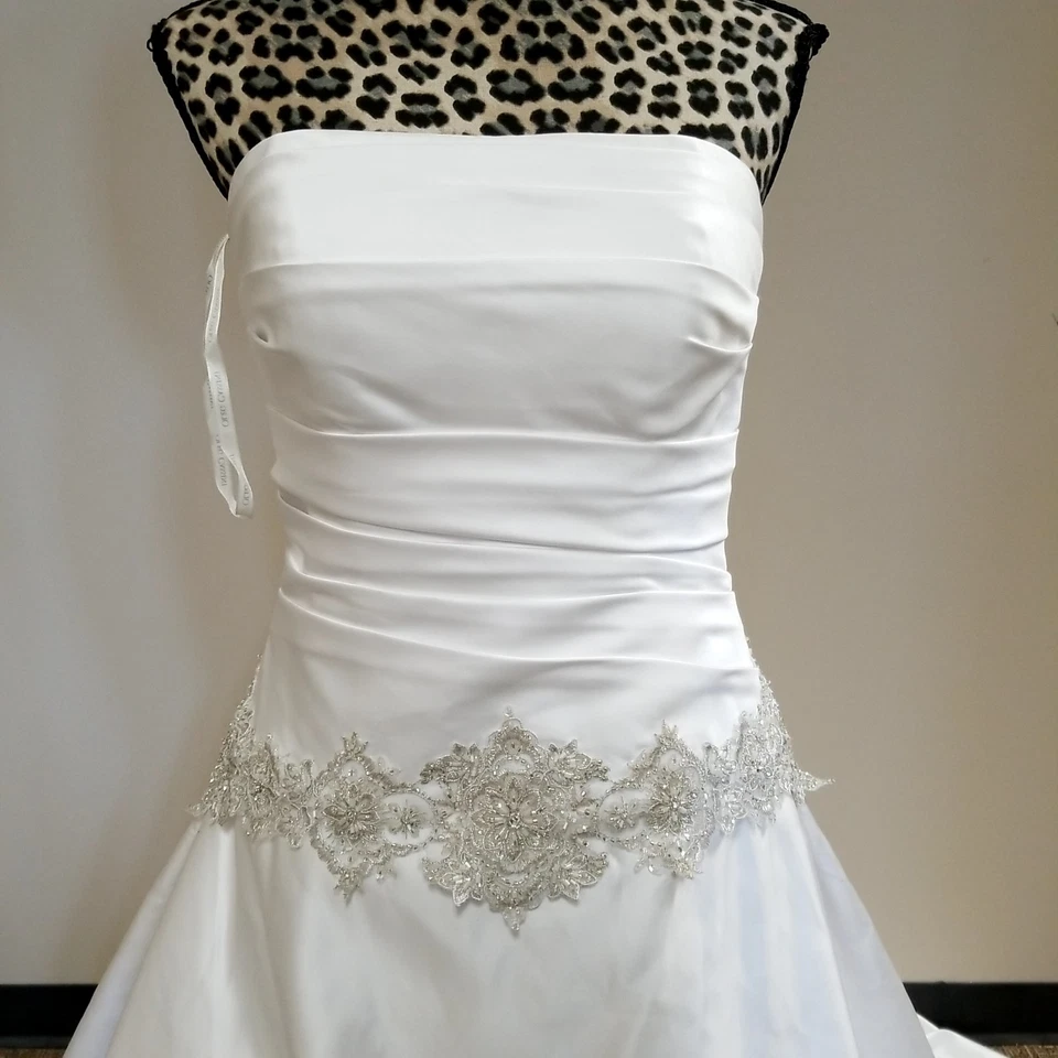 Nuevo con etiquetas Vestido de novia David's Bridal Oleg Cassini blanco satinado talla 6 encaje plateado con cuentas Foto 2 de 4