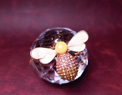 Betsey Johnson Crystal Bumble Bee Pendant on Goldtone Chain Necklace - Picture 3 of 7