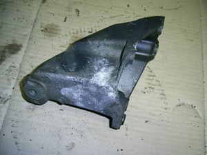 Audi A4 B5 1.6 8D (3) Motorhalter Motorlager 8D0199307