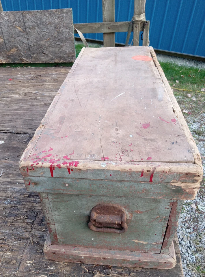 Antiguo baúl primitivo de madera Foto 2 de 4