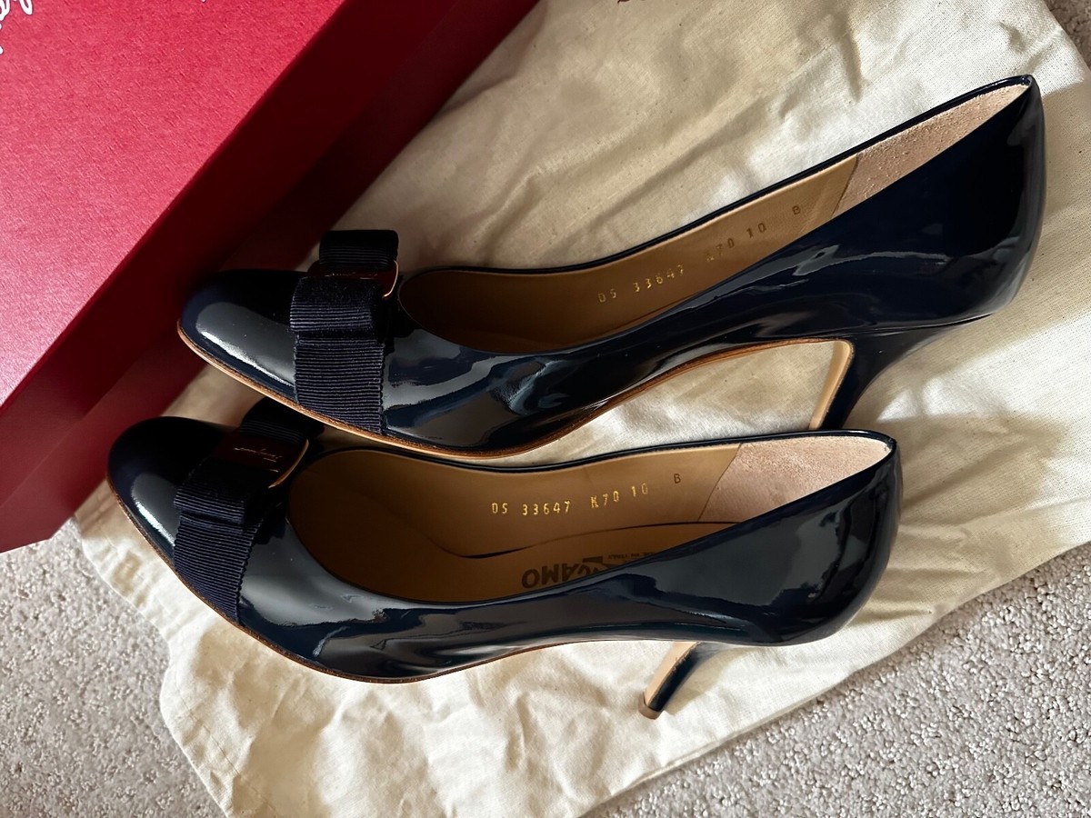 FERRAGAMO CARLA SHELL 70 PATENT LEATHER GOLD LOGO VARA BOW FERRAGAMO CARLA SHELL 70 PATENT LEATHER GOLD LOGO VARA BOW