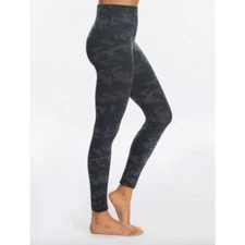 SPANX NWT Look At Me Now Dark Blue Camo Leggings Small Active Outdoors Slimming