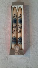 Bolsius 10 Taper White Candles with Blue Flor...