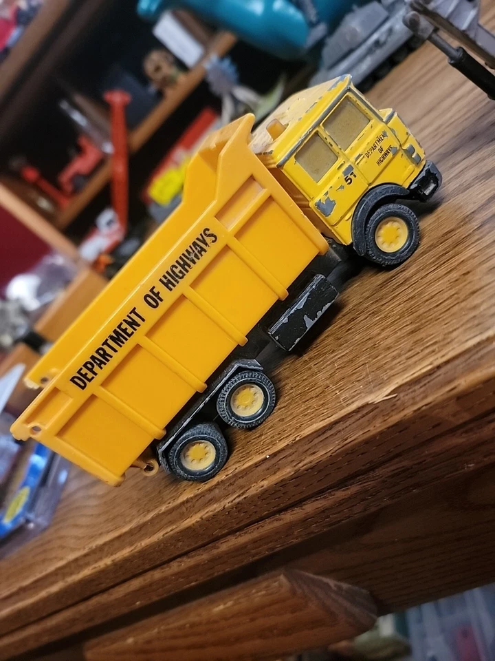 Matchbox SuperKings Dump Truck K-139 And Track Hoe Department of Highways - Image 2 of 4