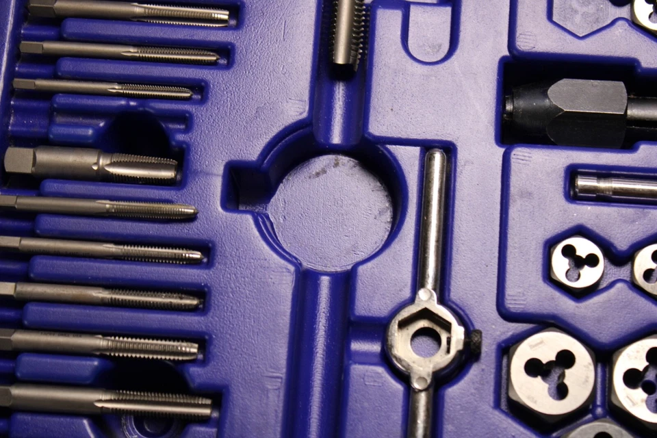 Conjunto Irwin Hanson 26377 Deluxe torneira/matriz SAE/métrica 117 incompleto - Imagem 3 de 4