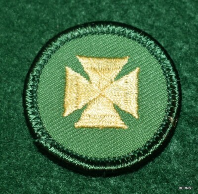GIRL SCOUT WORLDS TO EXPLORE BADGE - GREEN - FIRST AID - FREE SHIPPING