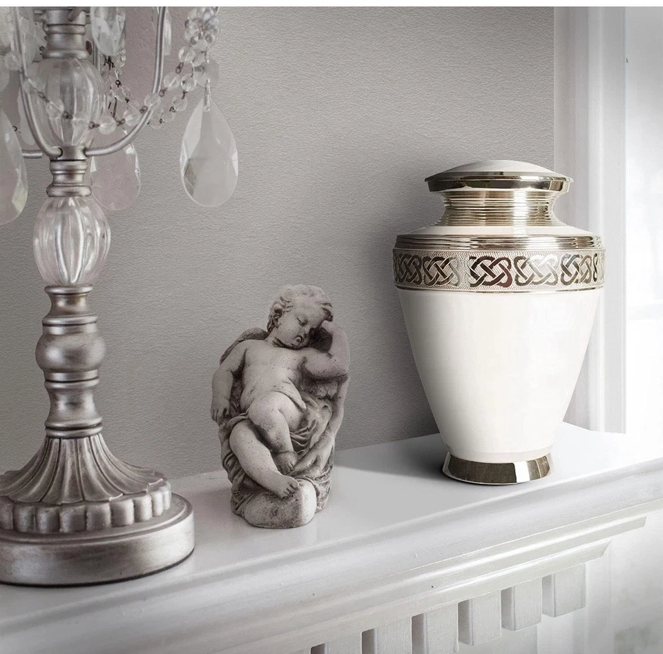 白色黄铜银色花卉手工纪念骨灰盒 (11 x 7) — 第 2/4 张图片