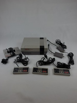 Nintendo NES Konsole PAL Set + 3 Controller + Four Score 4-Spieler Adapter