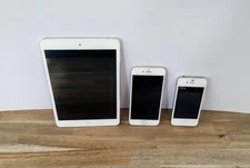 White/Gold Apple ipad and iphones -Lot of 3 For Parts or Repair (All Power Up).