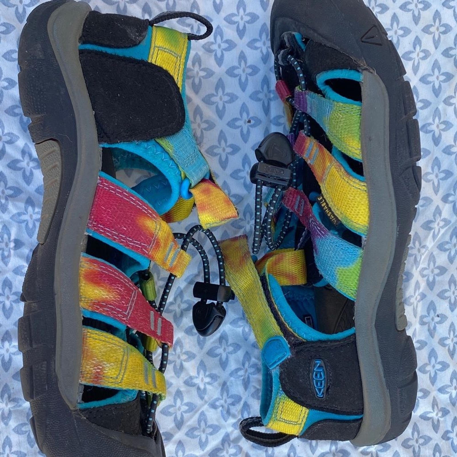 Scarpe da trekking acqua Rainbow Tie Dye Keen stile Newport per bambini taglia 2