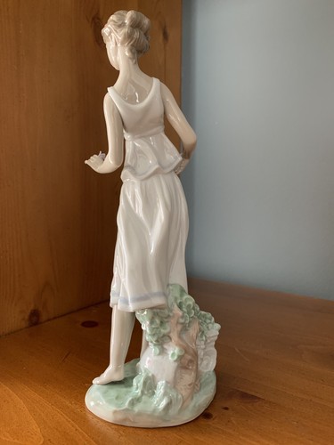 Lladro Figurine, Flowers for a Goddess, Privilege Piece (7709) MINT In Box. - Picture 5 of 8