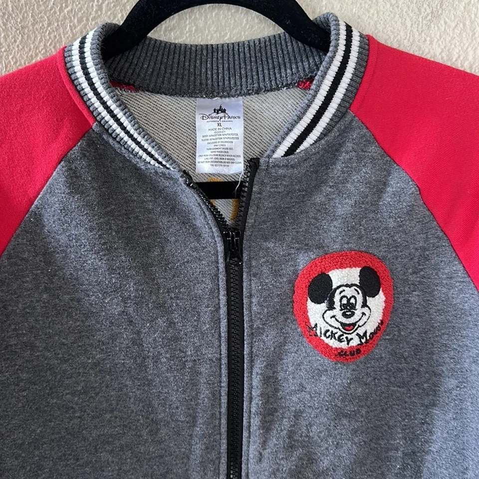 Chaqueta Universitaria Disney Parks Juvenil Roja y Gris Mickey Mouse Club Cremallera Talla XL Foto 2 de 4