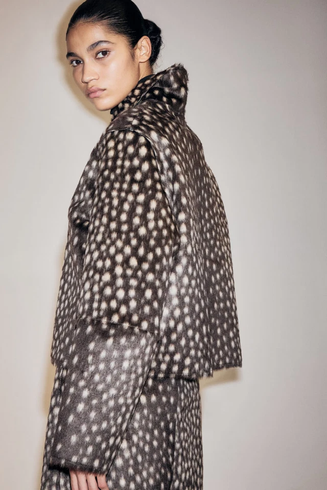 H&M пушистая куртка темно-коричневый / пятнистый - H&M оригинальной зимней коллекции 2025 - Изображение 3 из 4