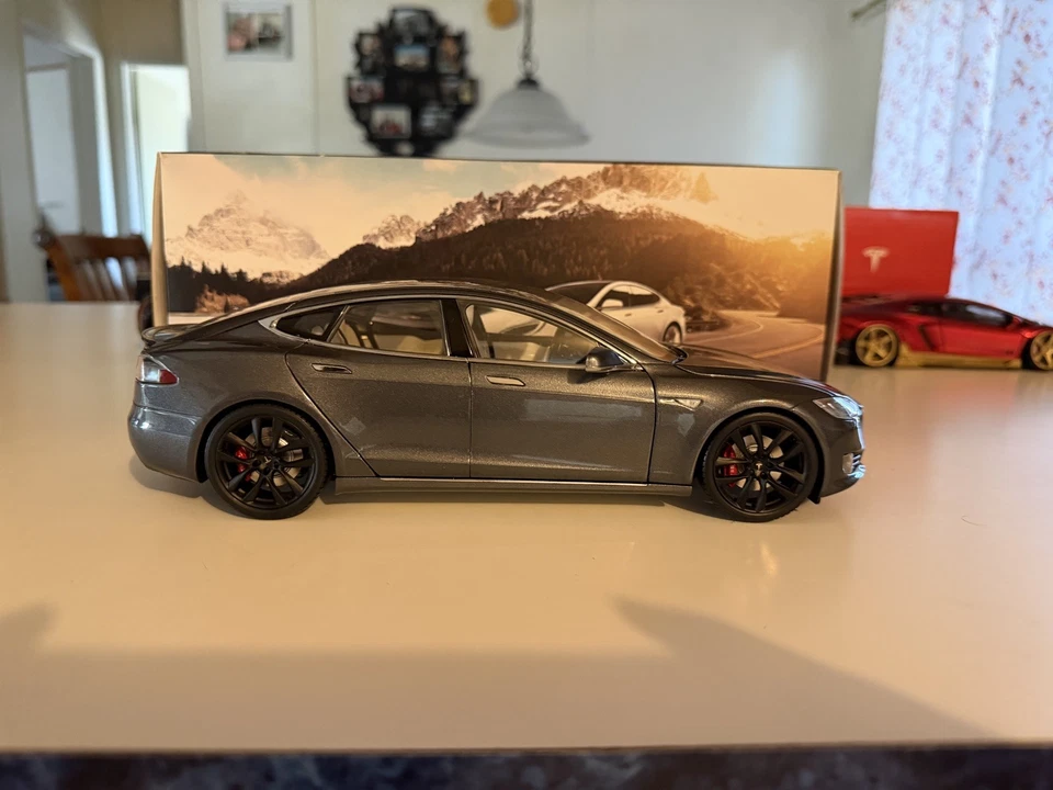 Tesla Diecast Modelo S P100D Escala 1:18 Medianoche Plata Metálico (Gris) Nuevo En Caja Foto 2 de 4