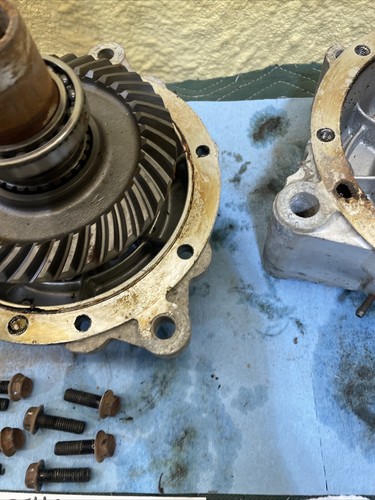 1984 Honda ATC 200 ES rear differential gear housing 215 - Picture 5 of 20