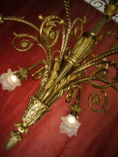 HIGH ANTIQUE BRONZE CHANDELIER SATINED GLASS SHELLS OLD 6 LAMPS Ø 33" - Picture 3 of 10