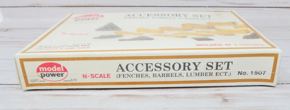Model Power 1507, Accessory Set, Fences, Barrels, Lumber ETC. Model Kit, N Scale - Image 2 of 4