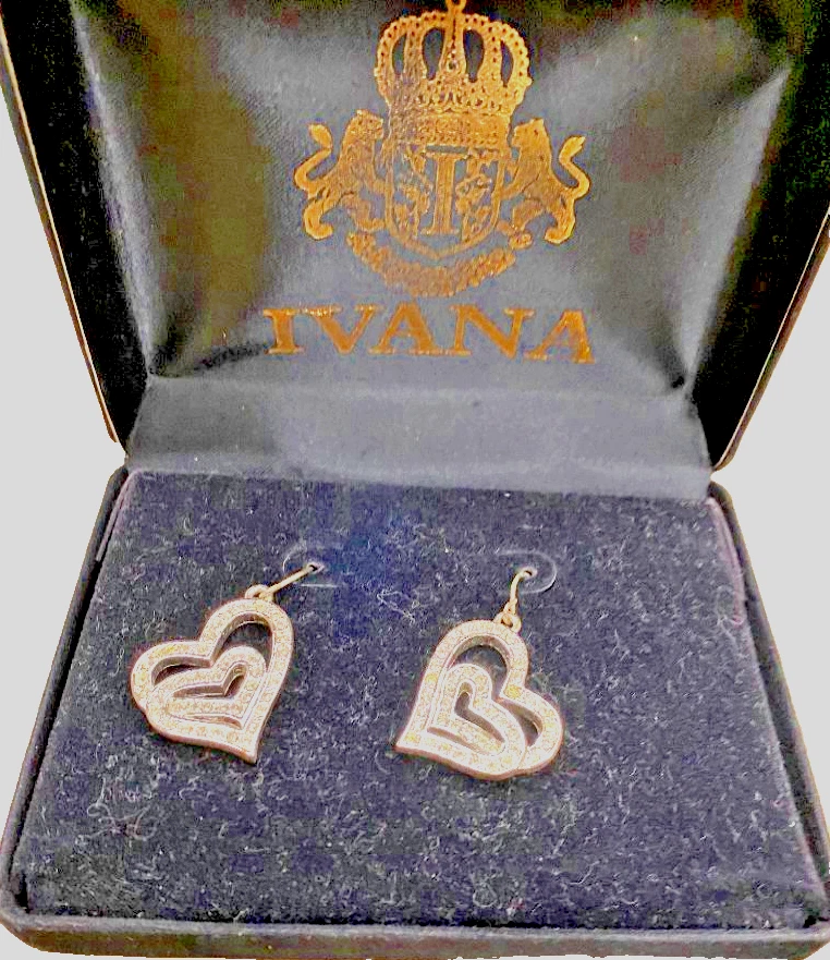 Ivana Trump Cz Cuore Orecchino Pendente 925 Argento Sterling Cristallo Logo Box - Immagine 3 di 4