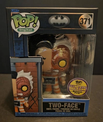 Funko Pop Digital 371 Two-Face LE 5000 Ultra W/Protector Batman 85th