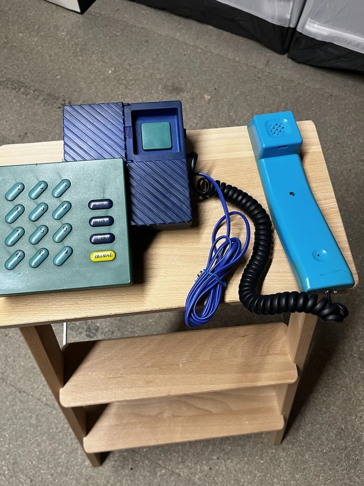 Unique Vintage Retro 1990s Designer Corder Blue Green Corded Phone - Image 4 of 4
