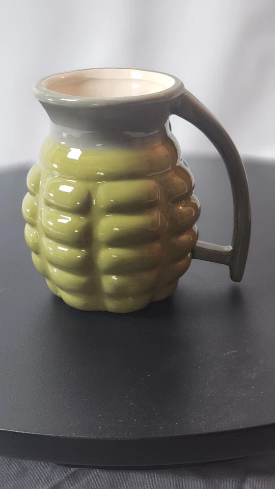 Taza/taza de café con granada de mano militar -- Departamento de quejas toma un número Foto 3 de 4