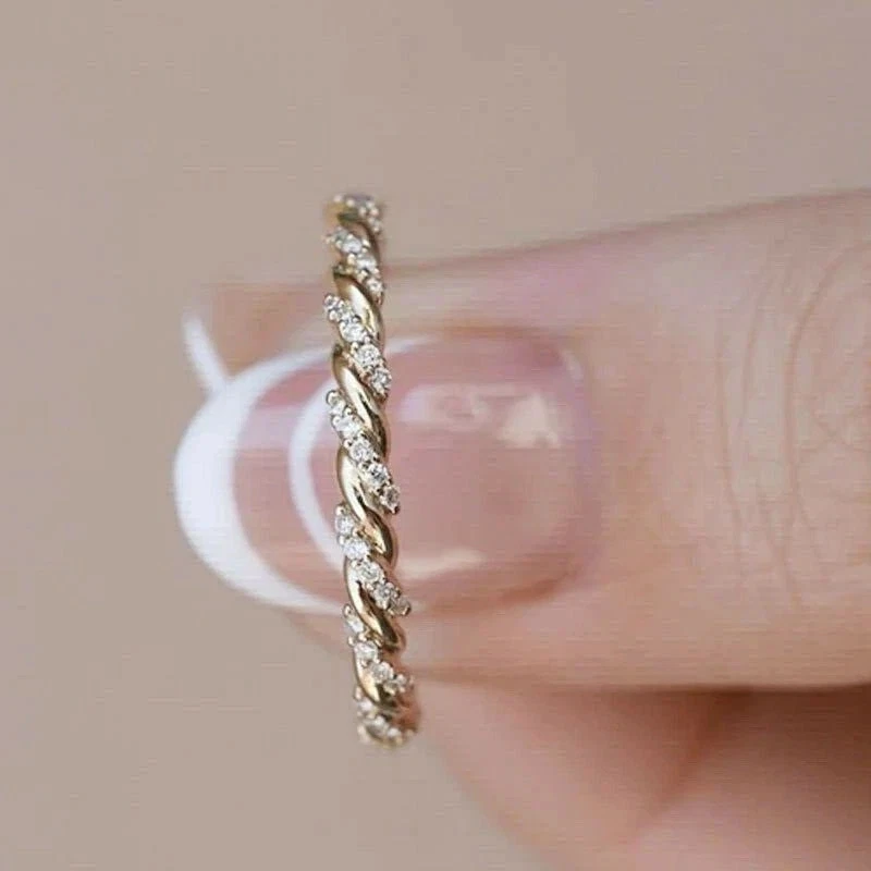 Alianza de boda redonda de 1 quilate de diamantes creados en laboratorio enchapada en oro amarillo de 14 quilates Foto 3 de 4