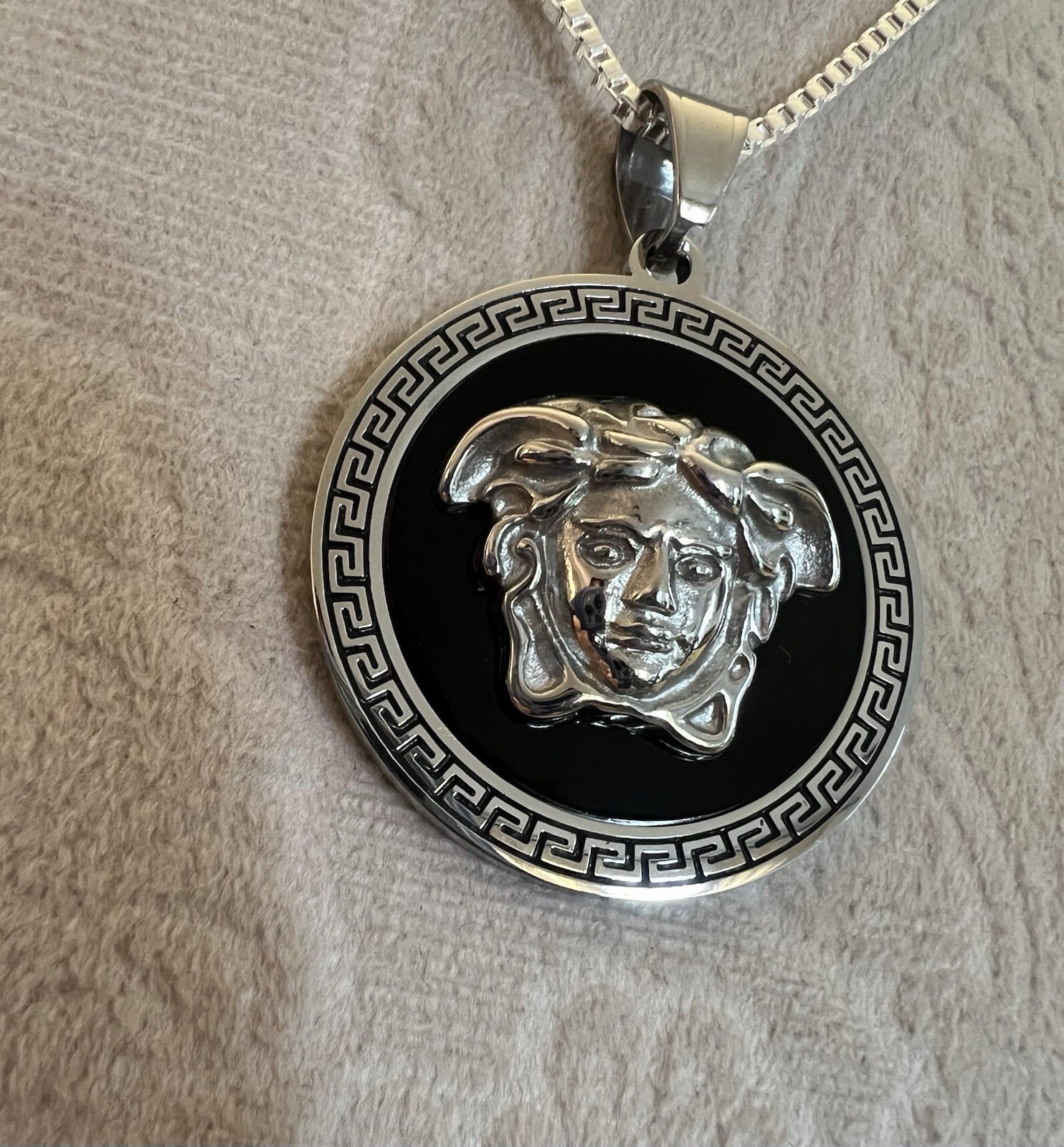 Versace Medusa Medallion Pendant Necklace Silver Tone Pre-Owned thumbnail 8