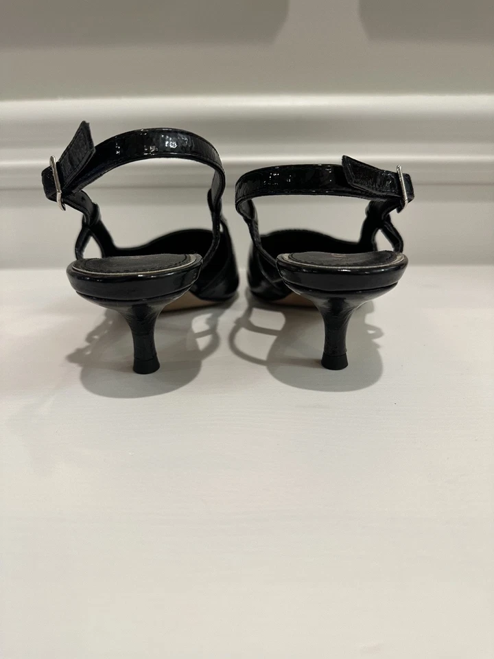 [Novo em folha] Kenneth Cole Black Patent Kitten Heel Sling Pump - Tamanho 6.5 - Imagem 3 de 4