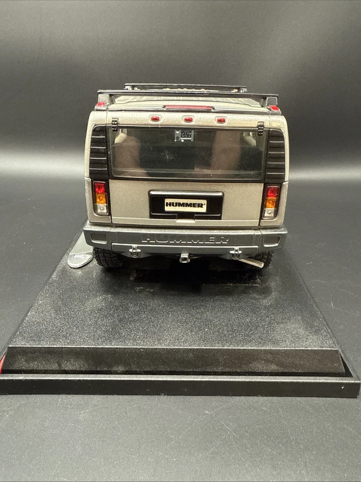 Maisto Premiere Edition Silver Hummer H2 SUV 1:18  - Image 4 of 4