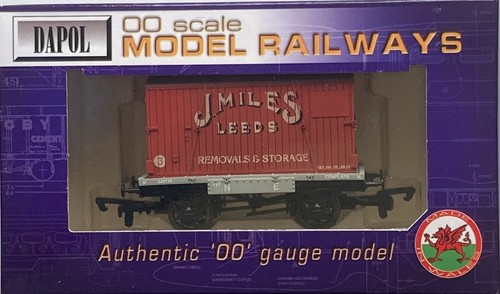 Dapol 00 B383 LNER 1P 12T Wagon #240748 & J Miles of Leeds Container #3: Neu in OVP | Zustand: New