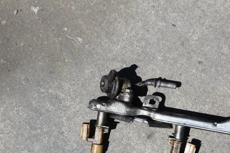 Toyota Tundra 2020 inyectores de combustible con riel 5,7 L 3urfe (quemado superficial) Foto 3 de 4