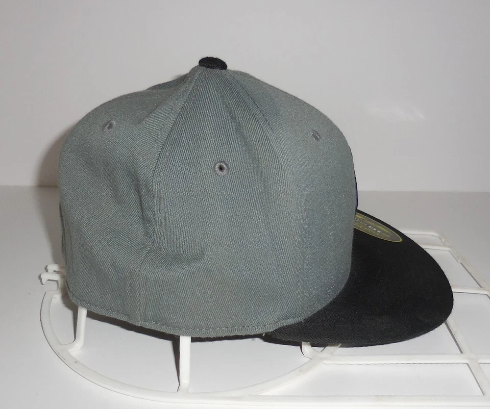 Gorra de béisbol Volcom 210 ajustada, 6 7/8-7 1/4 gris negra, logotipo púrpura Foto 2 de 4