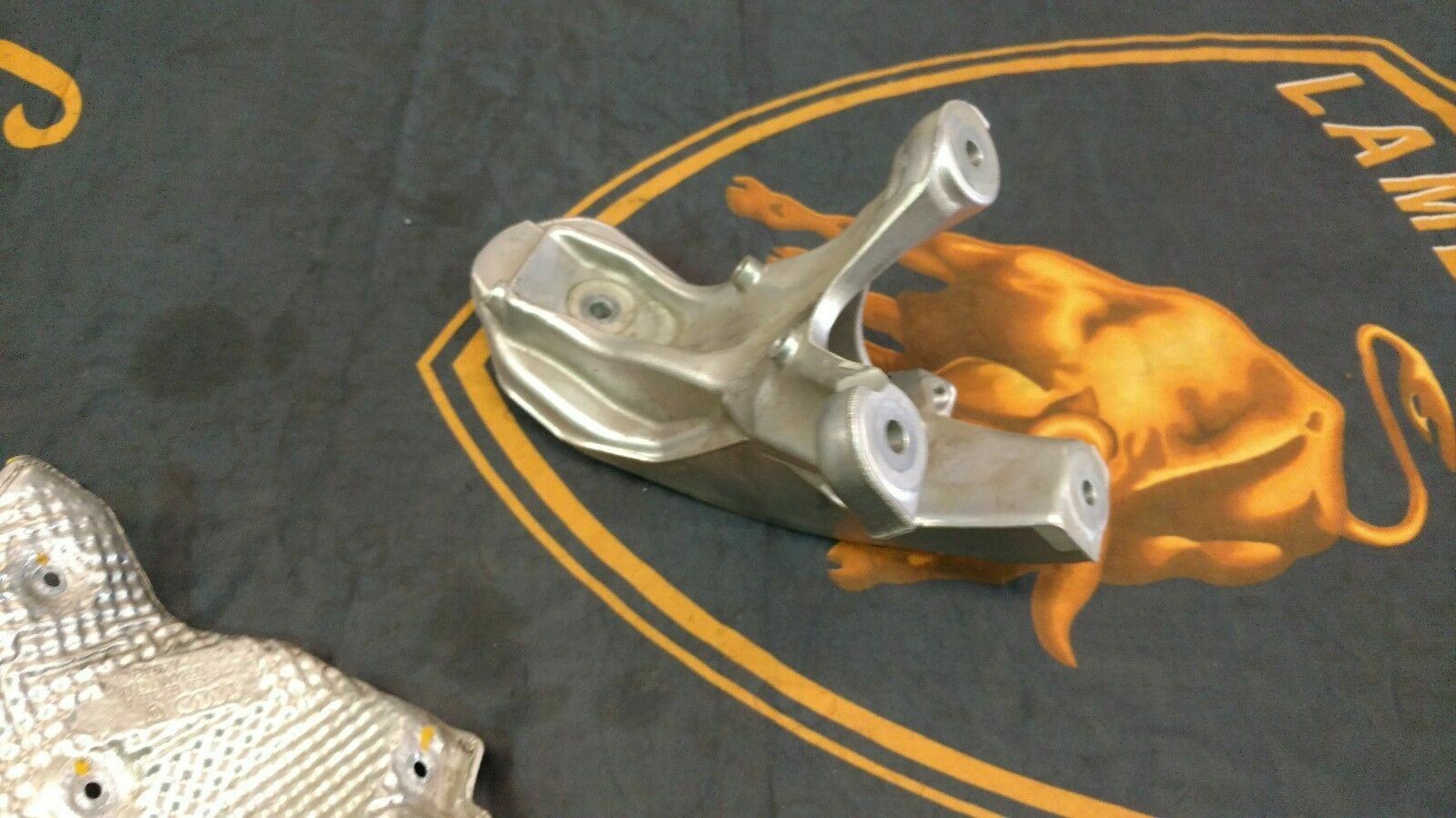 LAMBORGHINI HURACAN PASSENGER RIGHT SIDE ENGINE MOTOR MOUNT BRACKET OEM 