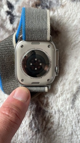 Apple Ultra 49mm Titanium With 5 Bands Excellent Condition - Photo 3 sur 5