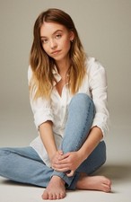 Sydney Sweeney Sitting Floor Wearing Jeans And White Shirt 11x17