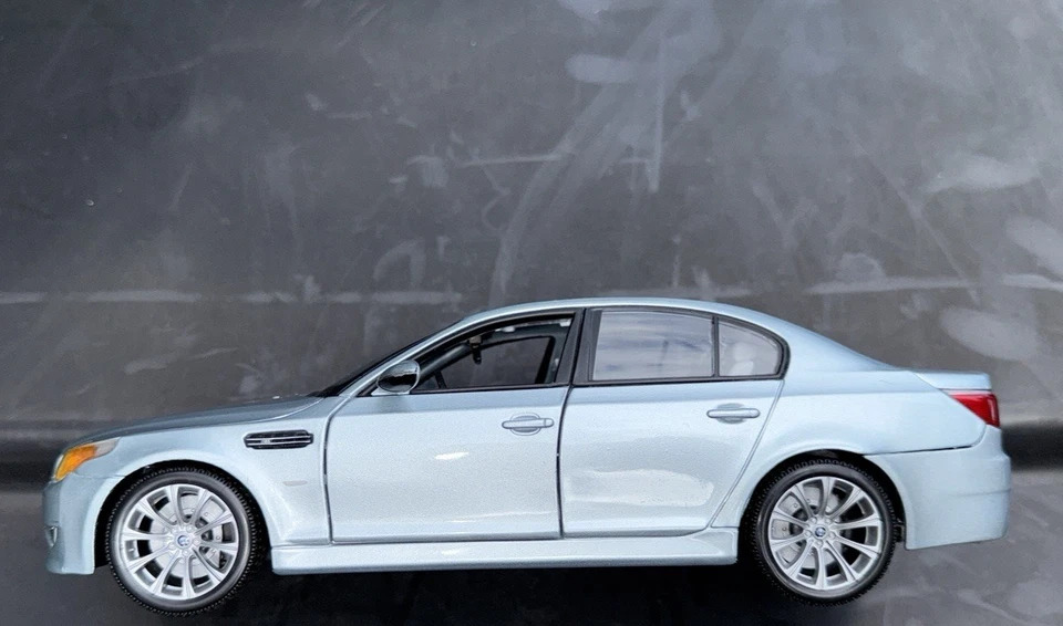 BMW M5 Sedán 1:18 Diecast Modelo Coche Azul Plata Alemán Silverstone II Metálico Foto 2 de 4