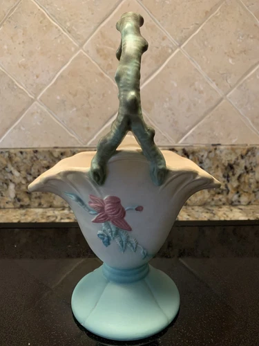 VINTAGE HULL ART POTTERY 8-3/4“ BASKET W/ WOODLAND HANDLE PATTERN # W-9