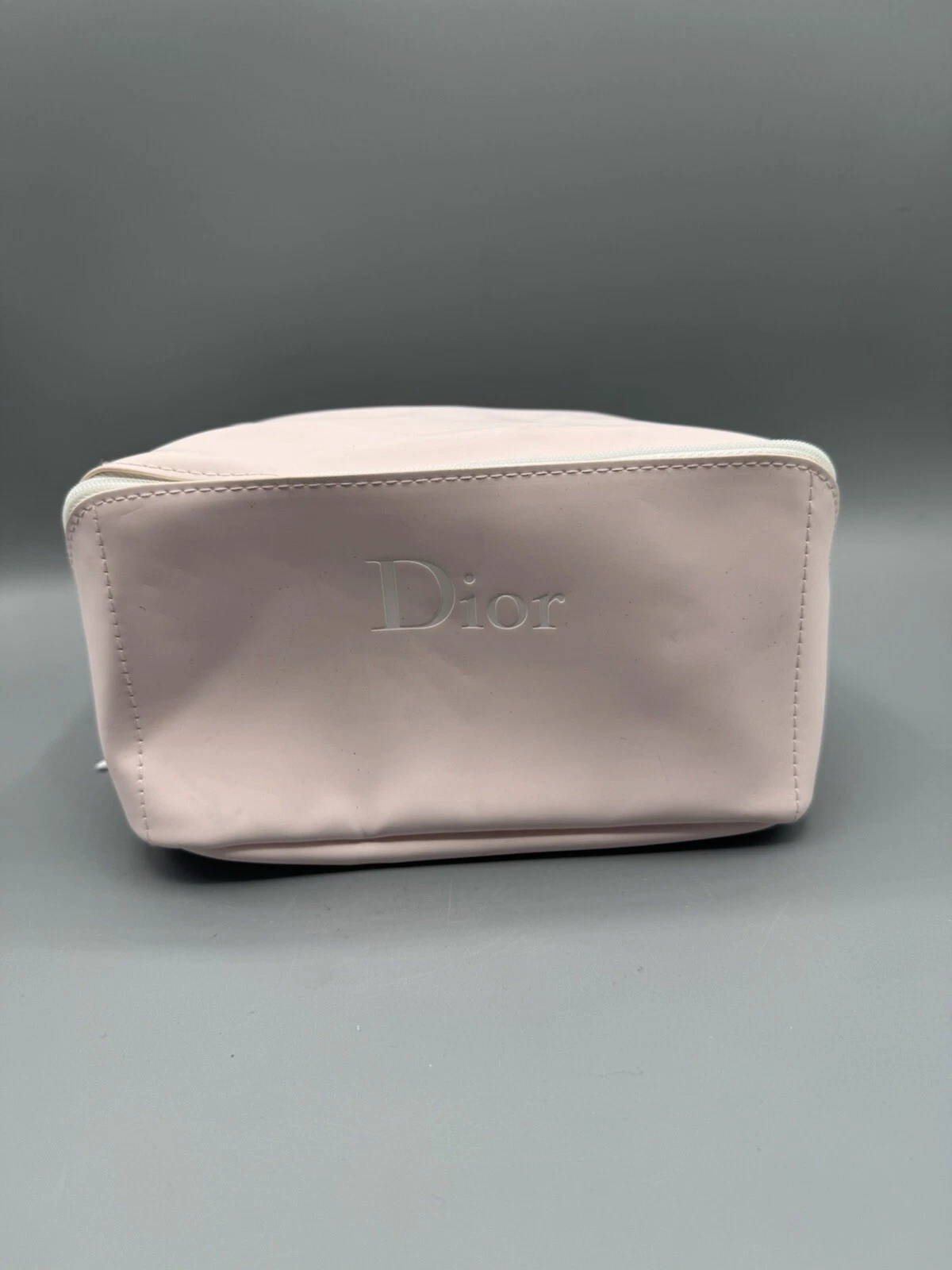Le sac à maquillage Dior cube rose pâle neuf sans étiquette présente quelques imperfections