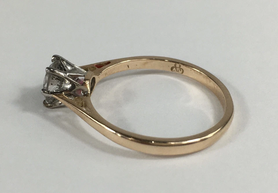 Anel solitário de ouro amarelo 9 quilates diamante (inclusões por toda parte) tamanho M 1,6 g - Imagem 2 de 4