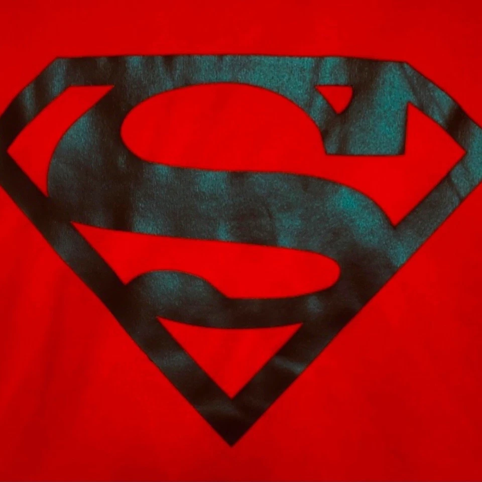 Conjunto de camisa roja con logotipo de Superman con pantalones cortos rojos para principiantes. Talla 10/12 Foto 3 de 4