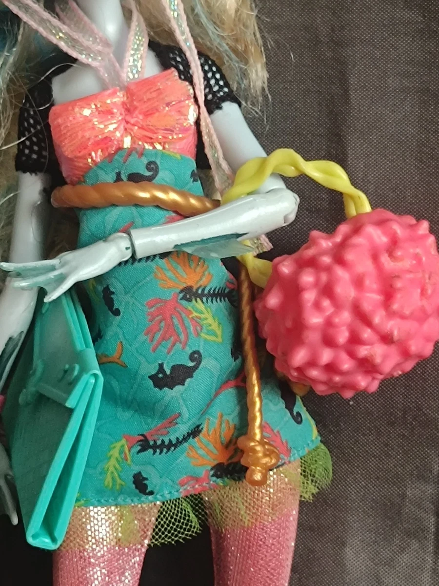 MONSTER HIGH G1 - Muñeca LAGOONA BLUE serie "PICTURE DAY" con stand y peine